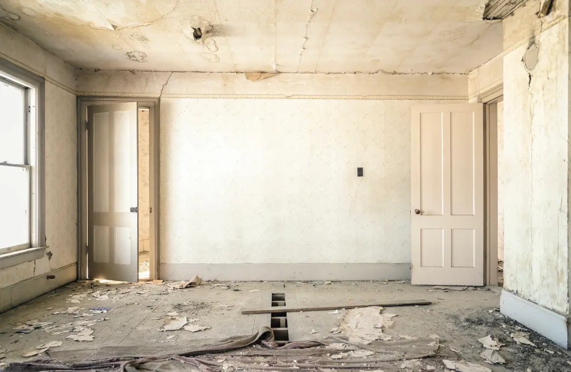 Waste disposal crew managing a cleanout project in Leawood